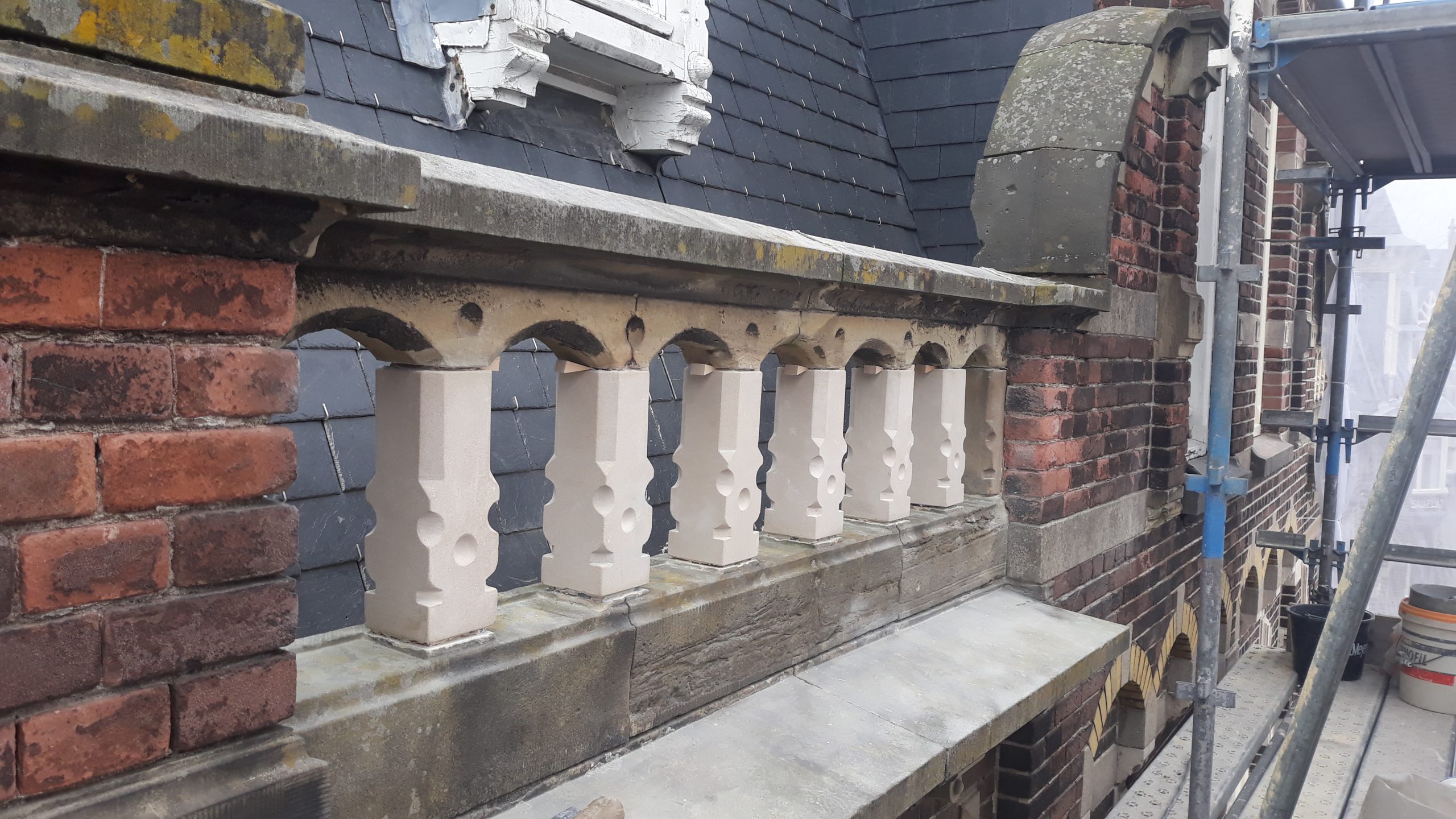 Nieuw te stellen balusters